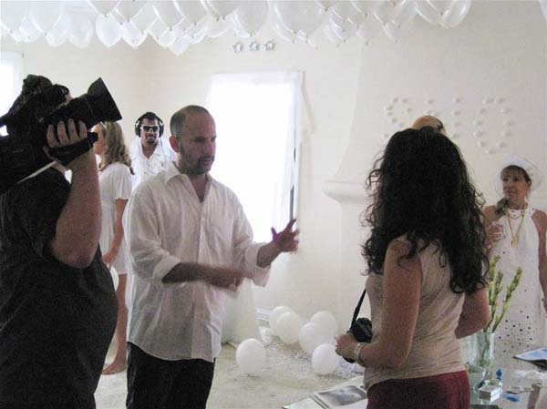 Anthony Rivero Stabley directs an actress in Electronica 2