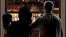 Husband and wife gaze at the Brooklyn skyline