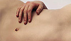 Gut Woman's stomach with a hand draped over it